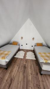 Posteľ alebo postele v izbe v ubytovaní Jurajskie Stodoły