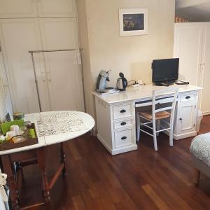 a white desk with a computer on top of it at Au Petit Nid de Sanguinet in Sanguinet