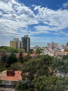 uma vista para uma cidade com edifícios ao fundo em Sexto al mar em Santa Teresita