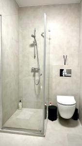 ein Bad mit einer Dusche und einem WC in der Unterkunft Apartament ElegantTWO in Przemyśl