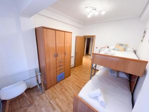 a bedroom with two bunk beds and a dresser at El Balcón de Miguel in Logroño