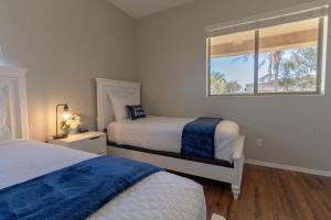 a bedroom with two beds and a window at Paradise Retreat Heated Privat Pool BBQ in Casa Grande +59 photos