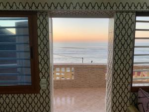 uma vista para o oceano a partir de um quarto com uma janela em EL MAR BEACH em Moulay Bousselham