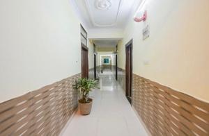 un pasillo vacío con una maceta en un edificio en POP Oyo Flagship Moon Light Hotel, en Ranchi