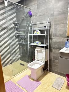 a bathroom with a toilet and a shower at App à côté du parc et corniche in Mohammedia