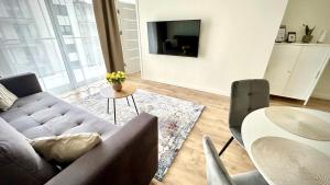 Apartament ElegantTWO tesisinde bir oturma alanı