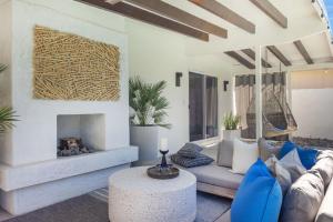 - un salon avec un canapé et une cheminée dans l'établissement tHe PRESIDENTIAL HOUSE: EXCLUSIVE MOUNTAIN VIEWS & AMENITIES, à La Quinta