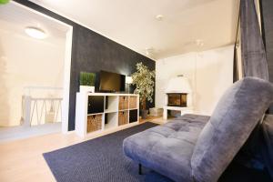 ein Wohnzimmer mit einem Sofa und einem TV in der Unterkunft Perheystävällinen Paritalo Raisio in Raisio