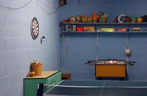 ein Zimmer mit einem Tisch und einer Tischtennisplatte in der Unterkunft La Ferme du Colombier in Hamois