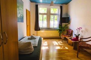 Cette petite chambre comprend un lit et une fenêtre. dans l'établissement Hotel & Apartments Altstadtperle, à Dresde