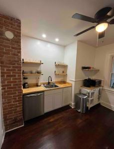 uma cozinha com um lavatório e uma ventoinha de tecto em Motown and Henry fords neighbor em Detroit