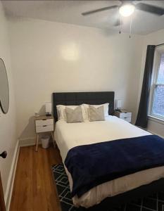 um quarto com uma cama grande e um cobertor azul em Motown and Henry fords neighbor em Detroit