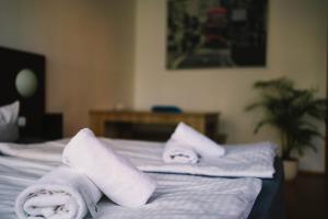ein Schlafzimmer mit weißen Handtüchern auf dem Bett in der Unterkunft Hotel & Apartments Altstadtperle in Dresden