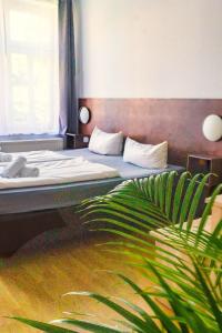 ein Schlafzimmer mit einem Bett und einer Pflanze in der Unterkunft Hotel & Apartments Altstadtperle in Dresden