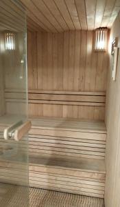 - un sauna avec une paroi en verre et une baignoire dans l'établissement Oceana Flat, à Mascate