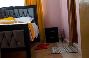 um quarto com uma cama e uma pilha de sapatos em Kate's 1 bedroom furnished apartment em Kisumu