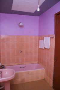 uma casa de banho com uma banheira e um lavatório em Kate's 1 bedroom furnished apartment em Kisumu