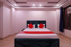 Tempat tidur dalam kamar di OYO Pari Residency