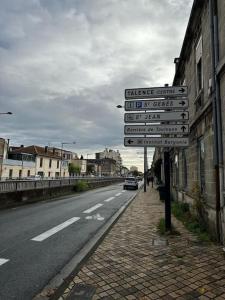 un panneau indiquant la rue sur le côté d'une route dans l'établissement cosy moderne chaleureux équipé proche tram, à Talence