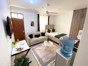 - un salon avec un canapé et une table dans l'établissement Available cozy studio at Bamburi, Mombasa near public beach, à Mombasa