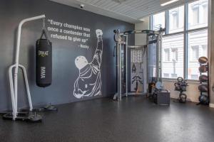 eine Turnhalle mit einer Wand, an der ein Poster hängt in der Unterkunft Lower Nob Hill 1BR w Gym Roof nr bars SFO-690 in San Francisco