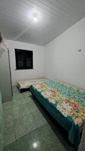 - une chambre avec un lit dans l'établissement Casa Temporada Beberibe, à Beberibe