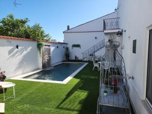 un cortile con piscina e gabbia per uccelli di Hotel Boutique IULIA 5 Estrellas Premium a Zafra