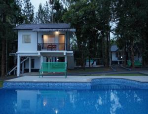 Piscina de la sau aproape de Misty Dam Wayanad Premium Resort With Banasura Dam View