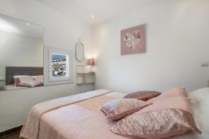 カップ・ダグドにあるVillage Naturiste R4N - Villa Passion Port Natureのベッドルーム1室(ピンクのシーツと枕のベッド1台付)