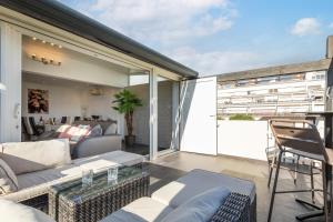 カップ・ダグドにあるVillage Naturiste R4N - Villa Passion Port Natureのソファとテーブルのあるリビングルーム