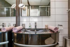 カップ・ダグドにあるVillage Naturiste R4N - Villa Passion Port Natureの洗面台と鏡のあるバスルーム +14枚の写真