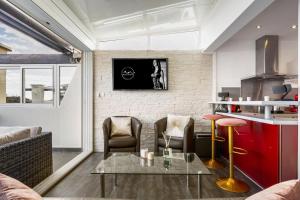 カップ・ダグドにあるVillage Naturiste R4N - Villa Passion Port Natureのソファとテーブルのあるリビングルーム