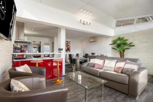 カップ・ダグドにあるVillage Naturiste R4N - Villa Passion Port Natureのソファ2つとテーブルのあるリビングルーム