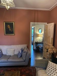 Ruang duduk di Charming & Spacious 2BD House wGarden - Wimbledon