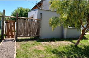 una puerta de madera delante de una casa en Depto La Porteña a 1k Termas, en Gualeguaychú
