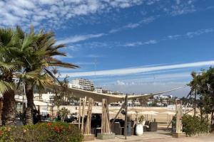 vistas a una playa con palmeras y un puente en sublime studio côté balnéaire, en Agadir