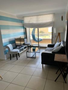 sala de estar con sofá y ventana en Condominio Parinacota, en Arica