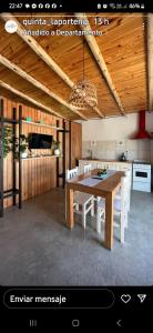 Una cocina y un comedor con una mesa de madera. en Depto La Porteña a 1k Termas, en Gualeguaychú