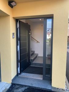 Fotografie z fotogalerie ubytování Ferienwohnung, 2 Zimmer, 4 bis 6 Personen, 67 qm, mit großem Balkon, entlang am Fluss, an der Aach, am Bodensee, nah am Naturschutzgebiet v destinaci Singen