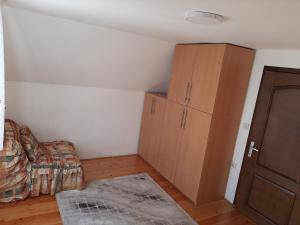 1 dormitorio con 1 cama, armario y suelo en Vikend kuća Vukašinović, en Kopaonik