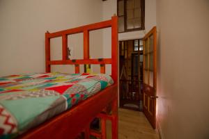 1 dormitorio con 1 cama y puerta abierta en Hospedaje y Espacio Cultural La Casa Del Puerto, Cerro Alegre, en Valparaíso