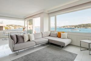 Bosphorus Mansion في إسطنبول: غرفة معيشة مع أريكة ونافذة كبيرة