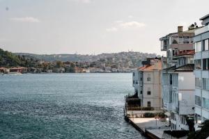 una vista de una masa de agua entre dos edificios en Bosphorus Mansion, en Estambul