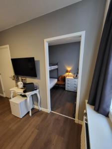 een kamer met een slaapkamer met een bed en een bureau bij Hotel Broer & Zus in Den Haag