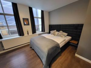 een slaapkamer met een bed en twee kussens erop bij Hotel Broer & Zus in Den Haag