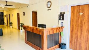 Queen's Residency في غاواهاتي: مكتب استقبال في لوبي وساعة على الحائط