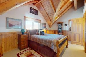 Lake Springs Luxury في غلينوود سبرينغز: غرفة نوم بسرير وسقف خشبي