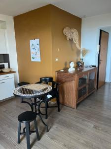 Kuchyň nebo kuchyňský kout v ubytování Aprile des îles .Appartement avec une jolie vue
