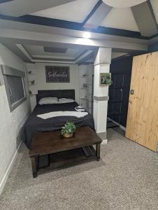 een kamer met een bed en een tafel. bij Wildgoose Accommodations in Reston