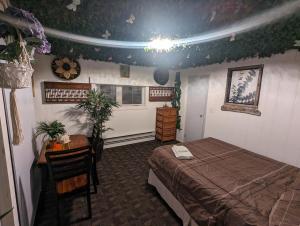 een slaapkamer met een bed, een bureau en een tafel bij Wildgoose Accommodations in Reston